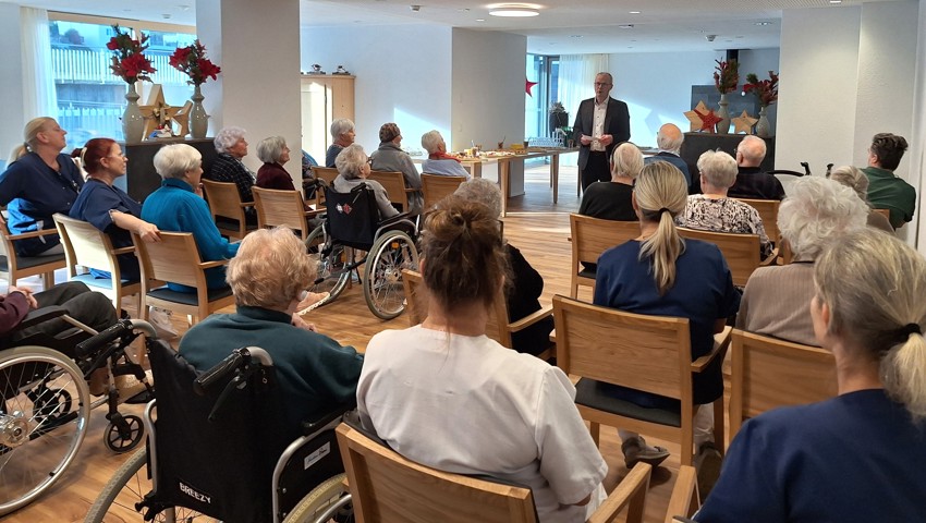 Der Umbau ist fertig: Schlüsselübergabe im Pflegewohnheim