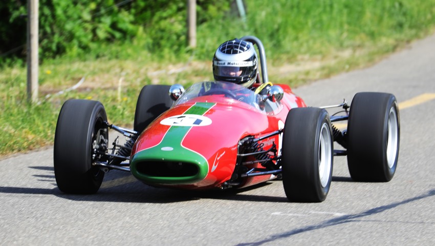Der Diepoldsauer Josef Wüst unterwegs in seinem historischen Brabham BT 16.