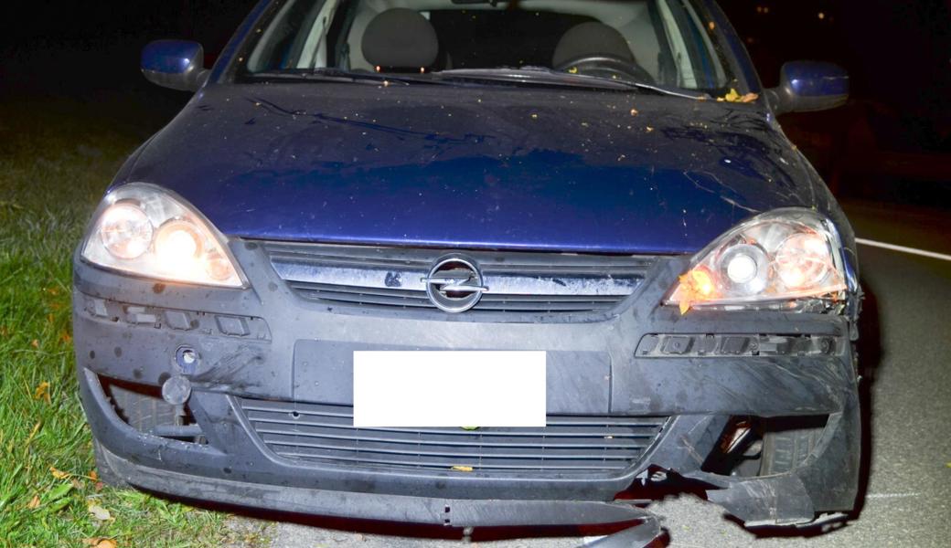 Der Fahrer des Wagens war in einen Zaun und eine Hecke gefahren.