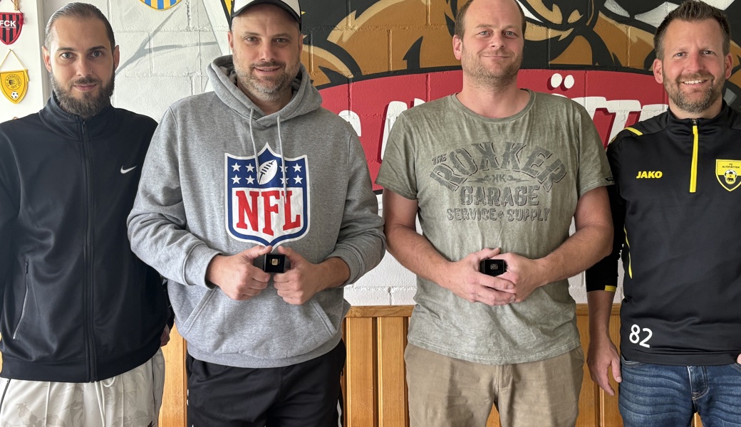 Kevin Götz (links), Ramun Hess, Marc Haldner und Andreas Broger (Präsident FC Altstätten) auf der Sportanlage Grüntal