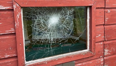Beschädigte Scheiben und Vandalismus beim Grillplatz Maz