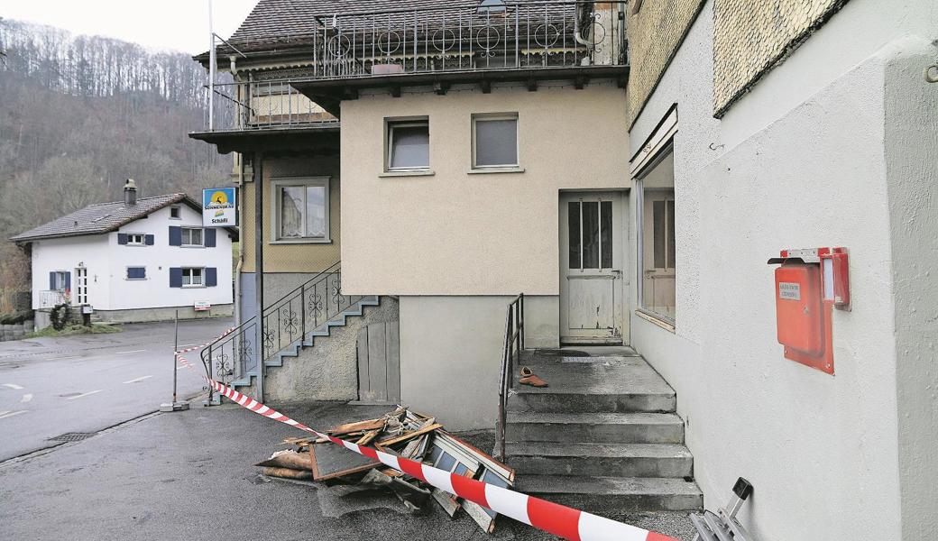 Über den Balkon konnten Nachbarn den «Schäfli»-Wirt mit Hilfe einer Leiter retten.