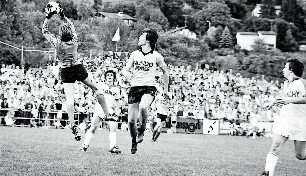 In Altstättens besten Zeiten, vor dem Aufstieg in die Nationalliga B und auch wieder nach dem Abstieg in die 1. Liga, kam das Publikum zu jedem Heimspiel in Scharen. In jenen Jahren reihte sich Sieg an Sieg. Das Bild zeigt Eugen Metzler im Luftduell.