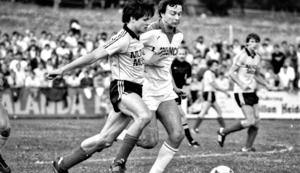 Der bekannte Orthopäde Felix Buschor als junger, zweikampfstarker FCA-Spieler. Im Hintergrund lauert Christoph Heeb. Der bekannte Orthopäde Felix Buschor als junger, zweikampfstarker FCA-Spieler. Im Hintergrund lauert Christoph Heeb.