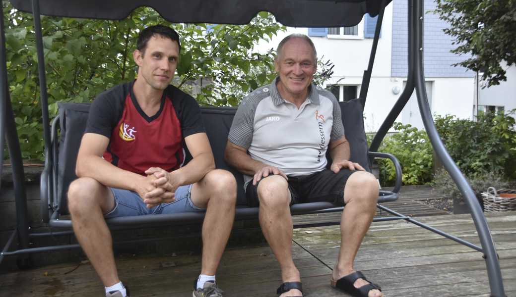Kuno Hutter, Präsident des STV Kriessern (links), und Lorenz Dietsche vom KTV Kriessern tragen unterschiedliche Vereinsleibchen, wenn es um ihr Dorf geht, sind sie sich aber einig. 