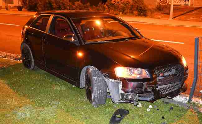 Alkoholisierter fährt mit Auto in Gartenzaun