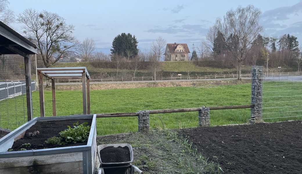 Zwischen dem Zapfenbach und der Montlinger Durchfahrtsstrasse, direkt neben dem Friedhofparkplatz, soll eine Fernheizung entstehen. Anwohnerinnen und Anwohner wehren sich dagegen. Im Hintergrund ist das Zollhaus zu sehen.