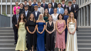 Klasse 4Wa  H.v.l.: Milena Todic (Lehrerin), Nadim Frei, Max-Aziz Kolb, Sejid Koshi, Luca Antonio Cristuzzi, Gian-Lauro Frühwirth, Ignacio Vidallé. Zweithintere Reihe, v.l.: Mejdi Nevzadi, Constantin Knapp, Damian Balmer, Sanih Shajnoski, Ilija Ramsperger, Kehl Fionn. Zweitvordere Reihe, v.l.: Simon Daniel Steiner, Ahmad Mir, Laurin Juen, Amelie Felde, Johanna Dähnhardt, Svenja Röthlisberger. Vorne, v.l.: Jennifer Thurnherr, Alina Schneider, Cherise Galvani, Salome Miller, Rahel Kluser, Ylenia Alina Keller.