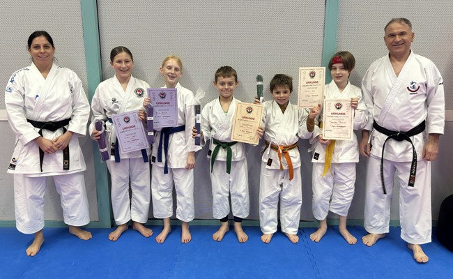 17 Karatekas bestehen die nächsthöhere Prüfung