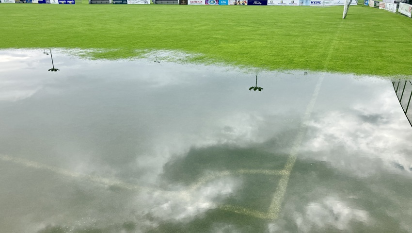 Der starke Regen setzt Felder unter Wasser und lässt Flüsse anschwellen Der starke Regen setzt Felder unter Wasser und lässt Flüsse anschwellen