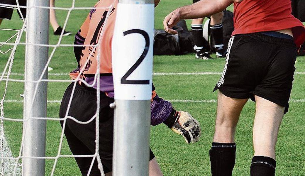 Artist auf Platz 2: Bilderbuchtor für die Mannschaft «Ex-OK Beizenturnier».  Artist auf Platz 2: Bilderbuchtor für die Mannschaft «Ex-OK Beizenturnier».