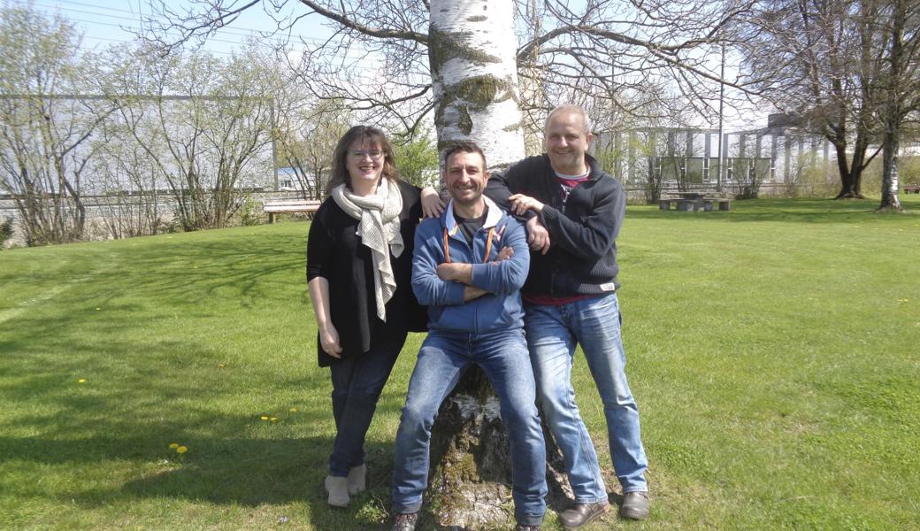 Das Baditeam mit dem neuen Bademeister Mauro Di Cugno (Mitte) und dem Café-Pächterpaar Axel und Silke Orben. 