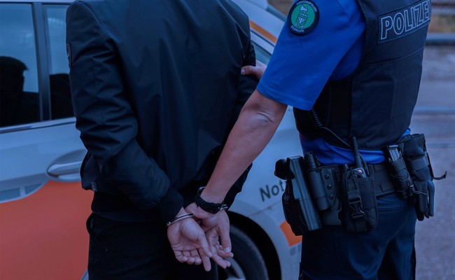 19-Jähriger bricht Kasse auf: Polizei- und Zollbeamte haben ihn auf frischer Tat ertappt