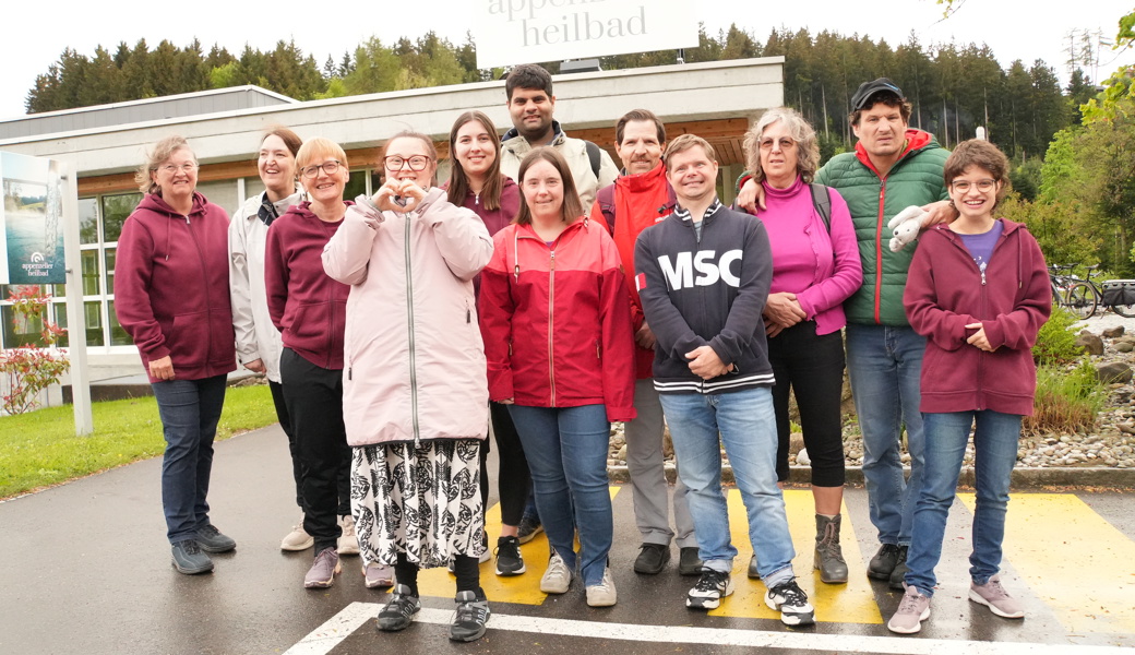 Neues Ehrenmitglied und Leiterin der Schwimmgruppe von PluSport Behindertensport Vorderland Claudia Niederer ganz links.
