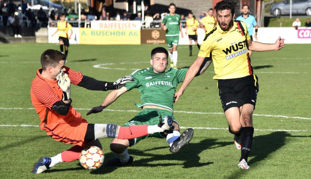 Zieht Sahin Irisme (rechts) so auf das gegnerische Tor, ist er kaum aufzuhalten. Auch nicht von Rebstein-Goalie Dominik Roth und Verteidiger Simon Schranz. Hier trifft er zur vermeintlichen Vorentscheidung, zu Altstättens 2:0.