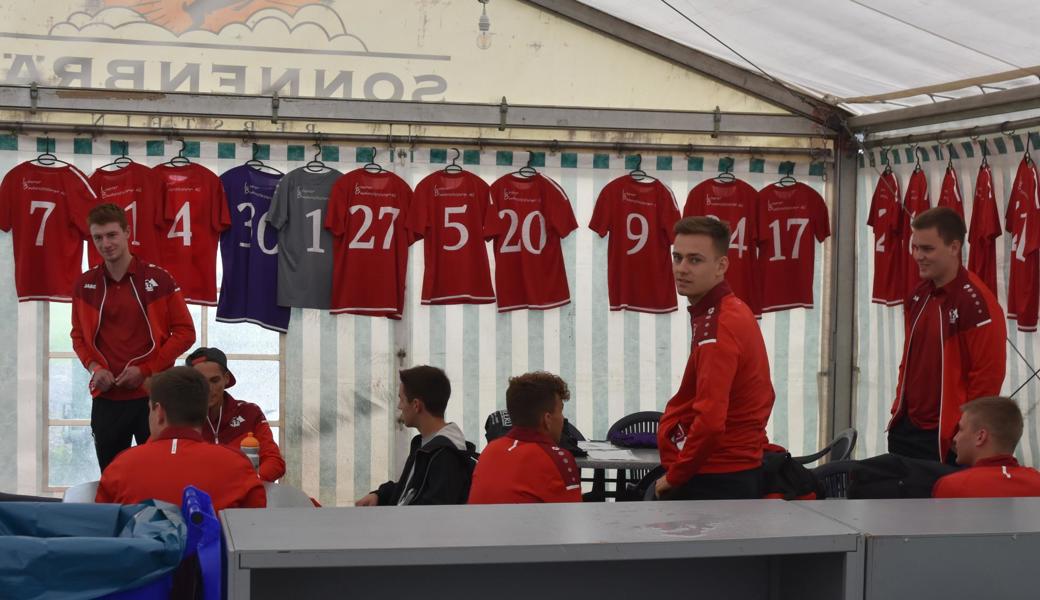 Im Sektor Rot hat der FC Montlingen die Garderobe im Festzelt eingerichtet.