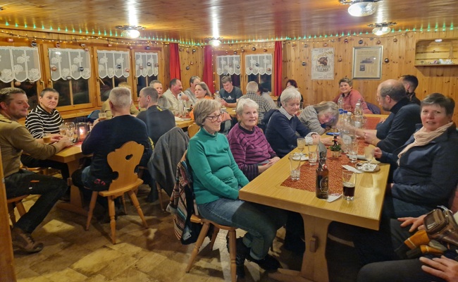 Verkehrsverein ging mit Taschenlampen und Kerzen auf Winterwanderung