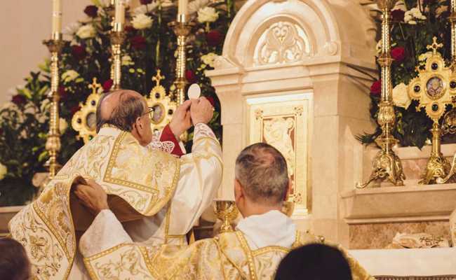 Die Kirche St. Karl Borromäus wurde 18 Jahren nach der Grundsteinlegung geweiht