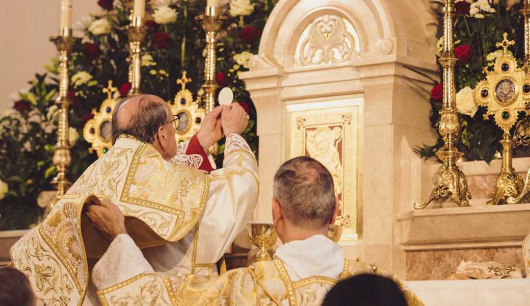 Bischof Vitus Huonder, emeritierter Bischof der Diözese Chur, zelebriert die erste Heilige Messe in der neue konsekrierten Kirche 