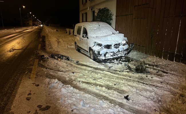 61-Jährige verursachte mit Auto Kollisionen - und fuhr dann nach Hause