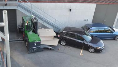 E-Gabelstapler geht der Saft aus - in Autos gecrasht