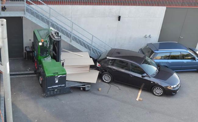 E-Gabelstapler geht der Saft aus - in Autos gecrasht