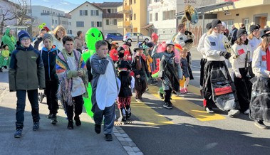 Buntes Fasnachtstreiben bei Sonnenschein: Jugendliche führten den Umzug an