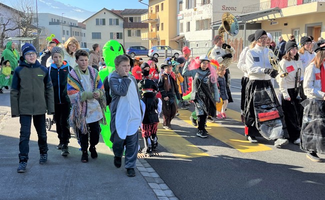 Buntes Fasnachtstreiben bei Sonnenschein: Jugendliche führten den Umzug an