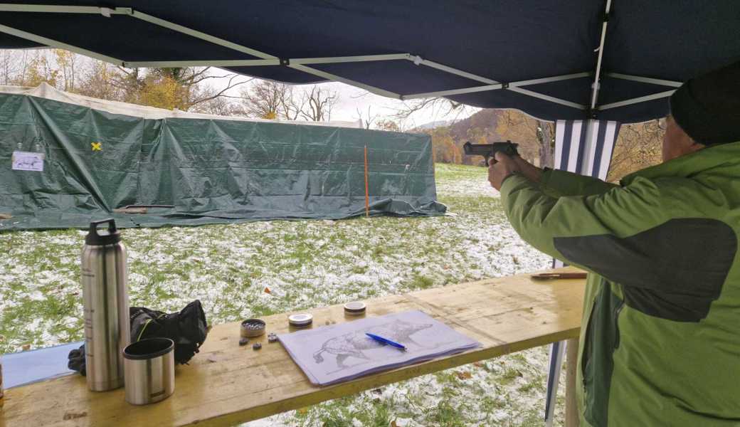 Keilerjagd bei frühwinterlichen Verhältnissen: Ein ROV-Schütze beim Saustich 10 m auf laufenden Keiler. 