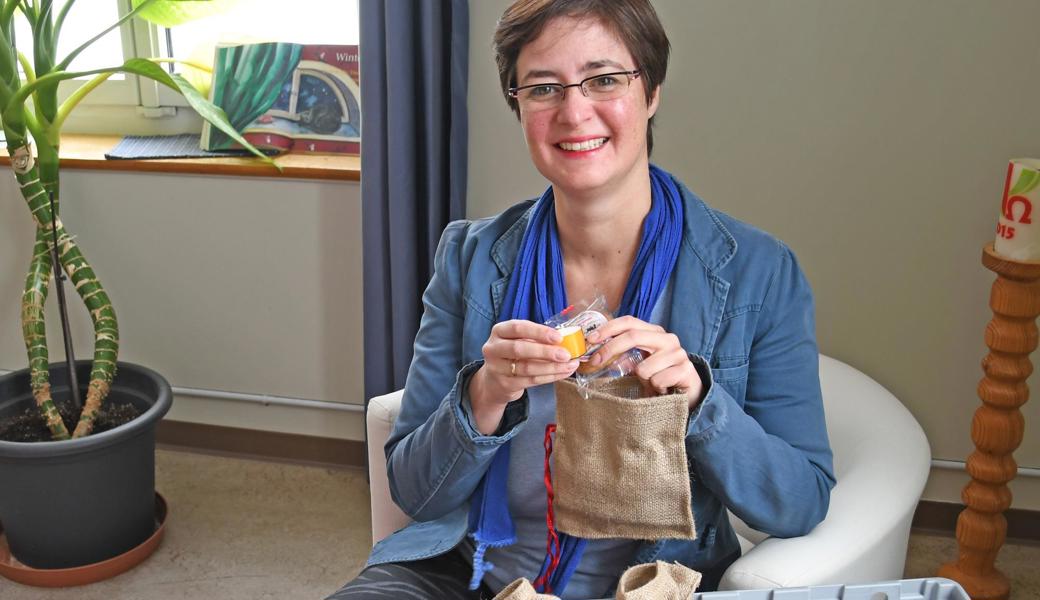 Pfarrerin Manuela Schäfer füllt Chlaussäckli für Kirchgemeindemitglieder, die im Altersheim Städtli wohnen. Mit dem Geschenk und der Zuwendung will sie den Kern der Weihnacht vermitteln – die Liebe zum Nächsten und die Beziehung zu Gott.  