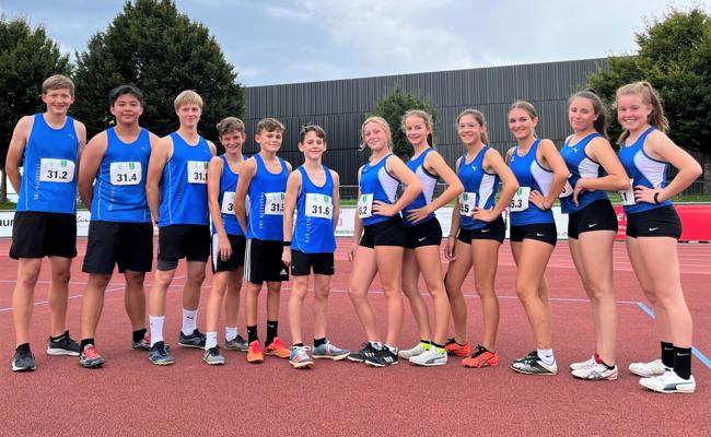 Beide OMR-Leichtathletikteams auf  dem Podest