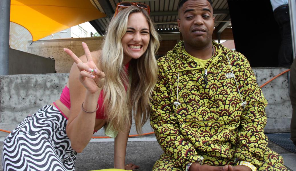 Die Sängerin Arina Luisa (v. l.) witzelt vor ihrem Auftritt mit Comedian Kiko, der das Fest anmoderierte und die Schüler und Schülerinnen in gute Stimmung brachte. 