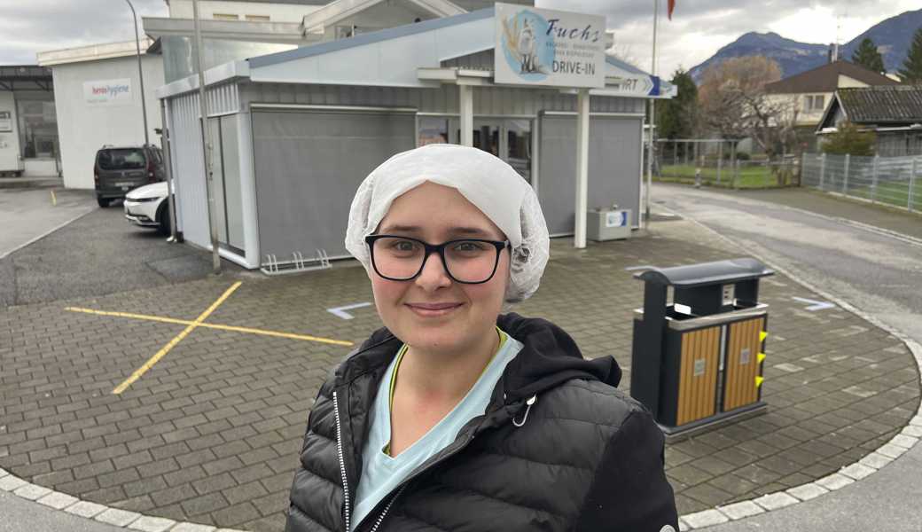 Die Kundschaft kennt Raffaela Fuchs mit Haube. Mit der Eröffnung eines Drive-In verfolgt sie zwei Ziele. 