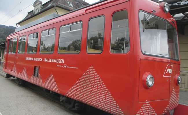 Seit 65 Jahren den Berg hoch und runter: Die kleine, rote Bahn hat das AHV-Alter erreicht
