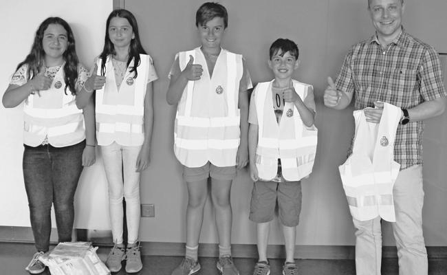 Eine weitere Schulkasse mit Warnwesten unterwegs