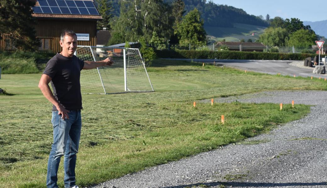 Projektleiter Marcel Langenegger weist auf die Stecken, die den geplanten neuen Verlauf der Kellermadstrasse zeigen.
