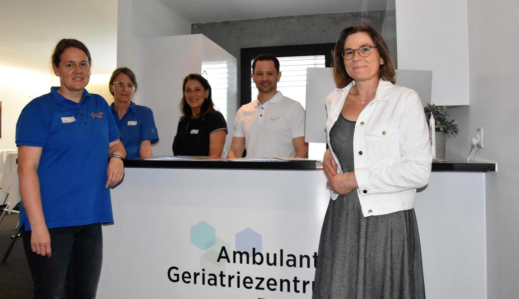 Fünf medizinische Fachbereiche unter einem Dach (von links): Sonja Rocker (Ergotherapeutin), Doris Zeller (Logopädin), Sandra Zeugin (Ernährungsberaterin), Nikolaus Betzler (Physiotherapeut) und Birgit Schwenk (Chefärztin Akutgeriatrie). Fünf medizinische Fachbereiche unter einem Dach (von links): Sonja Rocker (Ergotherapeutin), Doris Zeller (Logopädin), Sandra Zeugin (Ernährungsberaterin), Nikolaus Betzler (Physiotherapeut) und Birgit Schwenk (Chefärztin Akutgeriatrie).