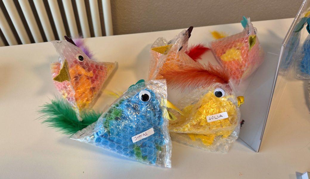 Farbenfrohe Hühner für den Osterstrauch wurden von den Kindern gebastelt. (pd)