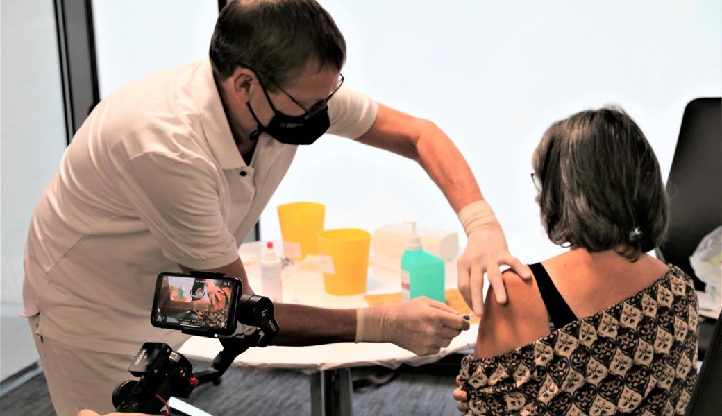 Aufgrund des grossen Interesses führte die Krankenkasse die Grippeimpfungen an zwei Tagen durch. «Die Impfungen liefen viel ruhiger ab als letztes Jahr, als die Aktion an einem Tag stattfand», sagt Arzt Remi Meier. 