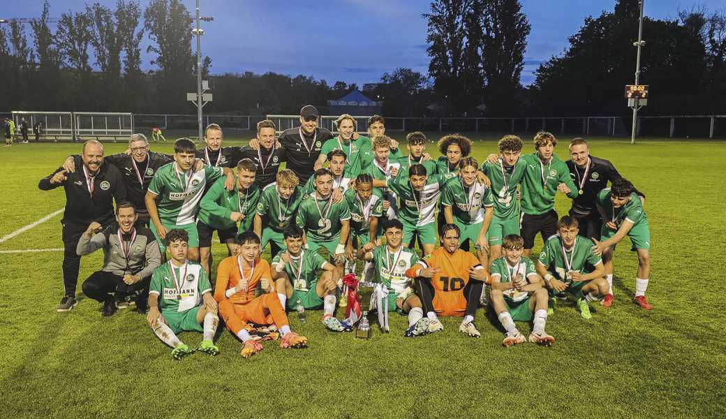 Die U-17 Mannschaft des FC St. Gallen freut sich nach dem Penaltyschiessen über ihren Cupsieg.