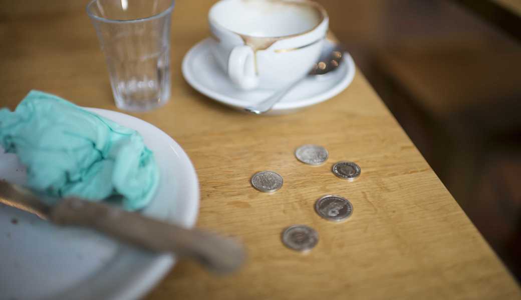 In der Schweiz gibt man rund zehn Prozent Trinkgeld oder rundet auf – das ist aber kein Muss. 