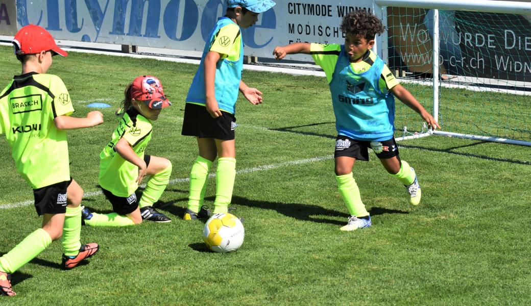 Auch im «Coronajahr» sind die Rheintaler Juniorencamps beliebt wie eh und je – täglich jagten Dutzende Kinder auf verschiedenen Plätzen dem Ball nach.