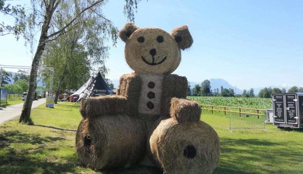 Er hat das Potenzial zum Publikumsliebling: Der Bär aus Strohballen begrüsst die Gäste im RhyLa.