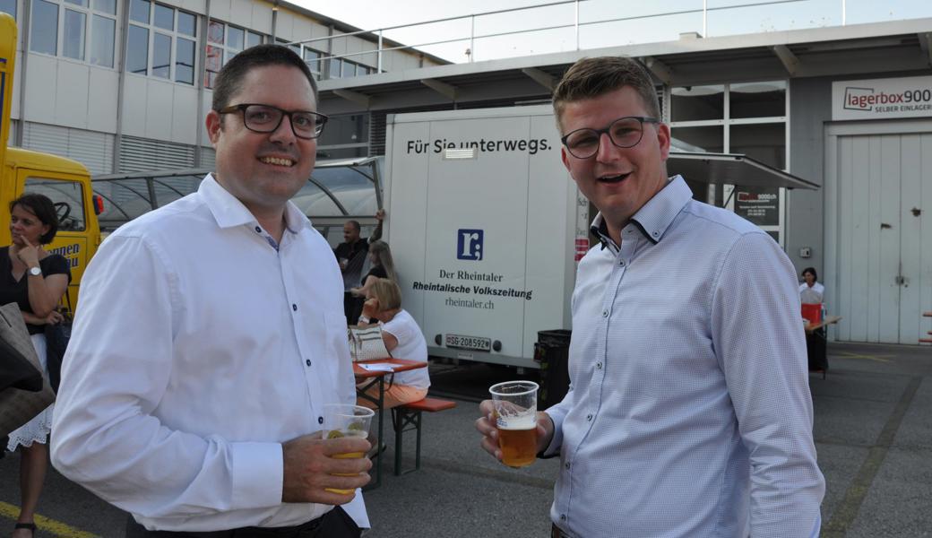 Unterhielten sich angeregt: René N. Federer, Niederlassungsleiter der St. Galler Kantonalbank Heerbrugg (links) und Mike Egger, Nationalrat aus Berneck.