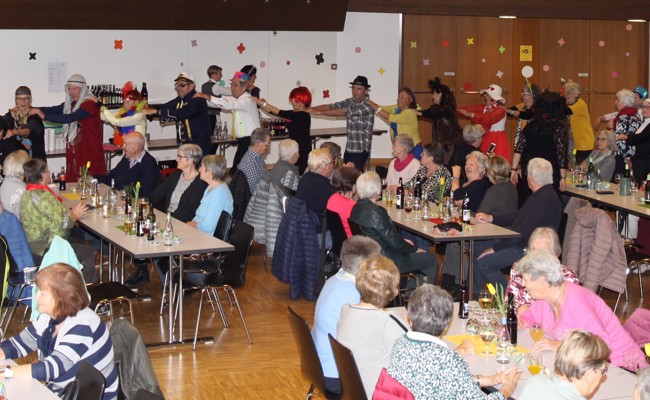 Die Ü-60-Jährigen feierten Fasnacht mit Musik, Zauberei und ausgefallenen Kostümen