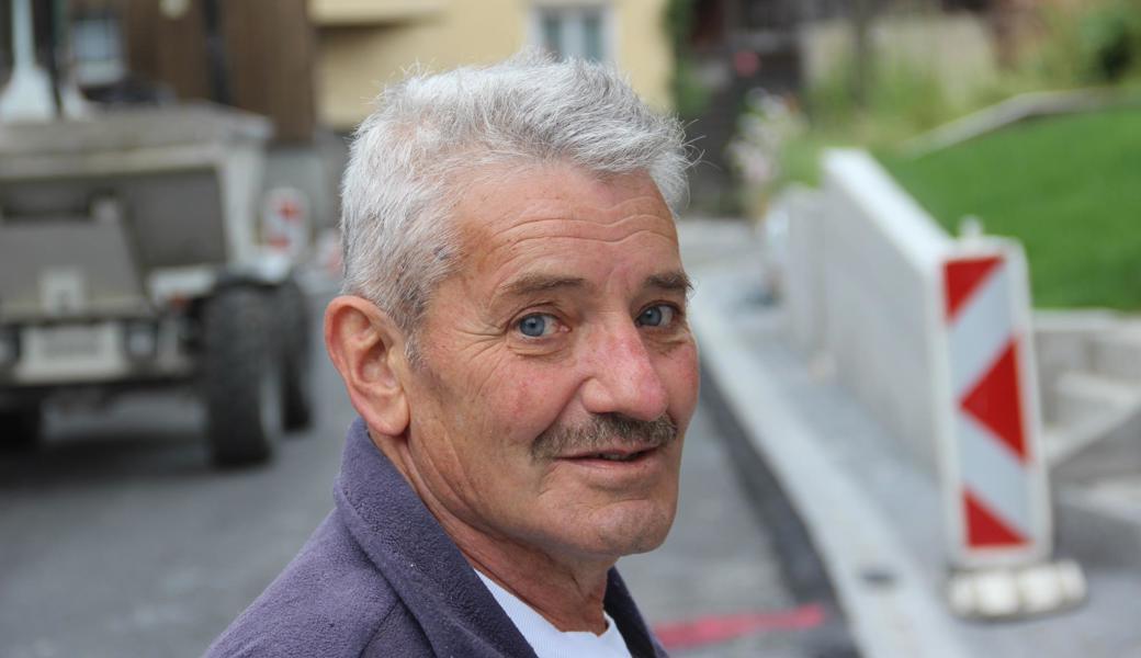 Franco Zurburg, pensionierter Maurer, wundert sich nicht nur über die zweite Rinne.