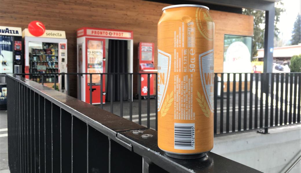 Das schmale Geländer beim Altstätter Bahnhof wird oft als Tresen missbraucht, was für die Menschen in der Unterführung gefährlich sein kann. Am Anfang einer Auseinandersetzung mit der Bahnpolizei stand deren Aufforderung, nichts aufs Geländer zu stellen. 