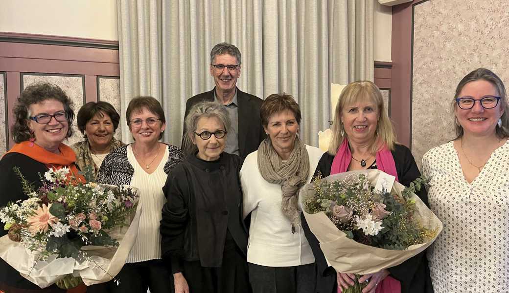 Prägten die Hauptversammlung: Sigrid Seitz, Präsidentin (vorne, v. l.); Margrit Göldi, neue Revisorin; Beate Hutter, neue Aktuarin; Beatrice Hiestand, Musikkommission; Luise Lei, Beisitzerin; Hedy Sieber, abtretende Aktuarin; Claudia Castellazzi, Kassierin, sowie Rudolf Berchtel, Dirigent (hinten). 