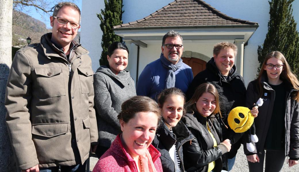 Sie bringen mit einem neuen Programm den Kindern die Kirche näher: Pfarrer Renato Tolfo (von links), Claudia Haaf, Diakon Armin Elser, Pfarrerin Andrea Hofacker, Malin Wiget, Bettina Heeb (sitzend von links), Pastoralassistentin Ramona Casanova und Nathalie Dal Molin.