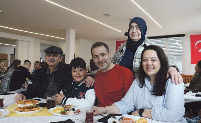 Gemeinsam das Ende der Fastenzeit mit einem Brunch feiern